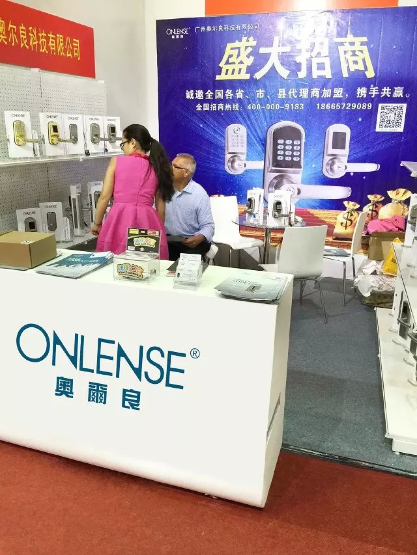 A buyer meeting an exhibitor at a Canton Fair booth